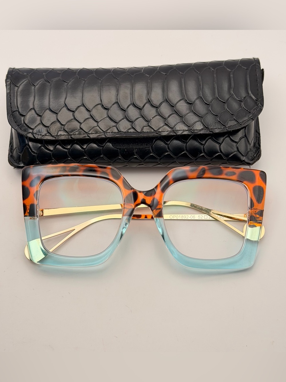 Oversized Reading Glasses, Dual Color, W/Cover, excellent